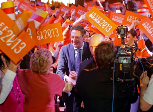  Das BZÖ startet heute mit seinem traditionellen
Neujahrstreffen und dem Kärntner Wahlauftakt in das Wahljahr 2013.
Im übervollen Veldener Casineum - 200 Besucher mussten ins Foyer zu
den Videowalls ausweichen - feierten mehr als 750 BZÖ-Anhänger,
darunter rund zwei Drittel Kärntner, Bündnischef Josef Bucher.