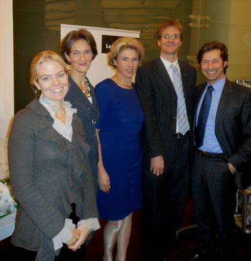 im Bild v.l.n.r.: Michaela Petritz-Klar von der
Rechtsanwaltskanzlei Weber & Co., Beatrice Schobesberger,
Team-Leiterin Private Banking Looshaus II, Daniela Witt-Dörring von
der Rechtsanwaltskanzlei Weber & Co., Thomas Hussl, Bereichsleiter
Immobilienmanagement bei der Raiffeisen-Leasing., Gerhard J. Lottes
vom Private Banking Immobilien-Consulting der Raiffeisenlandesbank
NÖ-Wien