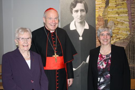 Im Bild von links nach rechts: Prof. Ingeborg
Schödl, Erzbischof Dr. Christoph Kardinal Schönborn und Sr. Maria
Judith Tappeiner CS