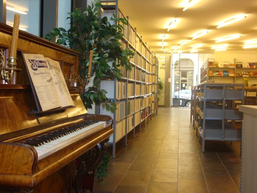 Vorschau Bild von Im Musikhaus Laimer in Wien steht den Kunden ein
Klavier zur Verfügung, mit dem die Noten gleich vor Ort angespielt
werden können.