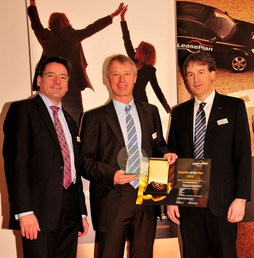 Im Bild v.l.n.r.: Nigel Storny, Geschäftsführer
LeasePlan Österreich Fuhrparkmanagement GmbH; Mag. Dorian
Deisenhammer, Geschäftsführer, Lagermax Autotransport GmbH;
Dipl.-Ing. Renato Eggner, Operations Director, LeasePlan Österreich
Fuhrparkmanagement GmbH