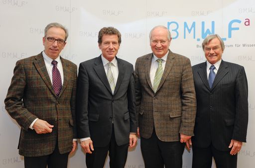 Gemeinsames Pressegespräch von Minister Töchterle, Rektor Resch,
Kanzler Nake und Anthony Windebank