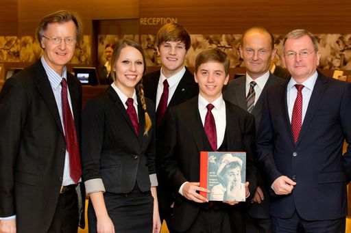 Vorschau Bild von Zum sechsten Mal übernehmen Wiener
Tourismusschüler das "Theaterhotel" im Austria Trend Hotel Savoyen.
v.l.n.r.: Mag. Helmut Kuchernig-Hoffmann (Projektleiter "Das
Theaterhotel", Lehrer an der Bergheidengasse), Katharina Kainz,
Stephan Martin, Benjamin Schedl, Engelbert Eibensteiner (F&B Manager
ATH Savoyen), Johannes Mauthe (Direktor ATH Savoyen)