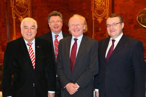  http://www.apa-fotoservice.at/galerie/3823 Im Bild
v.l.n.r.: Prim. em. Univ.-Prof. Dr. Reinhart Waneck (Vize-Präsident
des Verbandes der leitenden Krankenhausärzte Österreichs,
Patientenombudsmann am Krankenhaus der Barmherzigen Schwestern,
Wien), Prim. Univ.-Doz. Dr. Otto Traindl (Präsident des Verbandes
der leitenden Krankenhausärzte Österreichs, Bundesländervertreter
für Niederösterreich, Ärztlicher Direktor Landesklinikum
Mistelbach-Gänserndorf, 1. Med. Abteilung für Kardiologie und
Nephrologie), Dr. Artur Wechselberger (Präsident der
Österreichischen Ärztekammer, Arzt für Allgemeinmedizin),
Univ.-Prof. Dr. Helmut Ofner, LL.M. (Vize-Studienprogrammleiter der
Rechtswissenschaftlichen Fakultät, Universität Wien,
Institutsvorstand des Institutes für Europarecht, Internationales
Recht und Rechtsvergleichung)