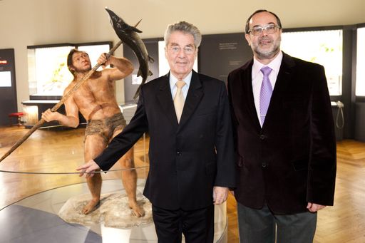  http://www.apa-fotoservice.at/galerie/3824 Im Bild
v.l.n.r.: Bundespräsident Heinz Fischer, Univ.-Prof. Dr. Christian
Köberl (Generaldirektor Naturhistorisches Museum)