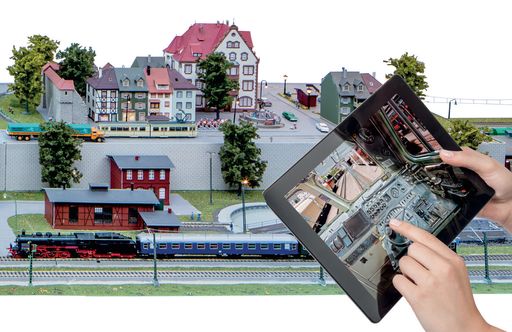 Neue Dimension: Innovationen erhöhen Originaltreue
und Spielwert. Die Modelleisenbahn Holding bietet 2013 die
einzigartige Verbindung von virtuellen und realen Elementen.