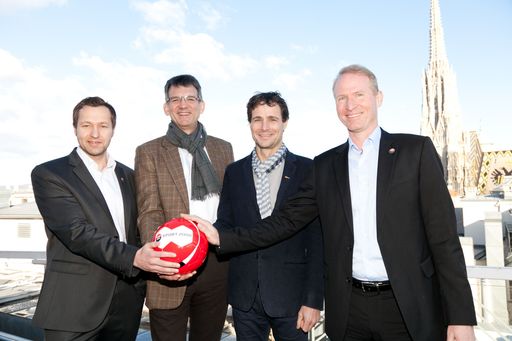 http://www.apa-fotoservice.at/galerie/3805/ Im Bild
v.l.n.r.: Mag. Christoph Krahwinkler (Prokurist SPORT 2000, Bereiche
Marketing, Vertrieb & Akquisition), Andreas Zinschitz, MBA (Vorstand
Kastner & Öhler, Bereiche Sport und Personal), Reinhard Schaffler,
MBA (Geschäftsführer Sport), Dr. Holger Schwarting (Vorstand SPORT
2000)