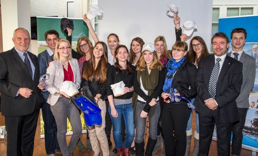  Die glücklichen Gewinner der zweiten Staffel der
Initiative Hapimag sucht die "Next Generation" mit Rüdiger Missner
(Operations Manager Hapimag) und Thomas Roost (Human Resources
Hapimag).