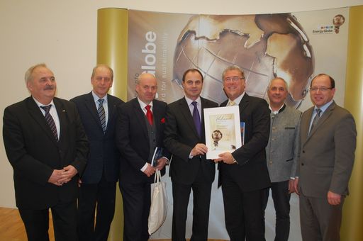 Vorschau Bild von Energy Globe Award: LHStv. Franz Steindl (Mitte)
flankiert von easyTherm Geschäftsleitung Reinhard Burger (li.) und
DI Günther Hraby (re.)