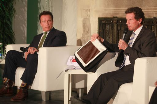  Minister Karlheinz Töchterle überreicht Arnold
Schwarzenegger eine von Wittgenstein-Preisträger Niyazi Serdar
Sariciftci entwickelte Tasche