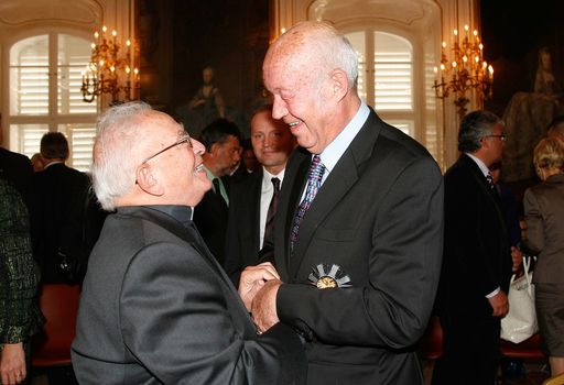  Altbischof Reinhold Stecher gratuliert Helmut Kutin
in persönlicher Verbundenheit zur Verleihung des Ehrenringes des
Landes Tirol.