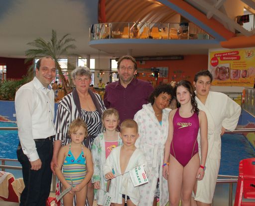  GF H2O Hotel-Therme-Resort Christian Rotter und
SOS Kinderdorfleiter Franz Derler mit einer Familie des SOS
Kinderdorf Stübing.