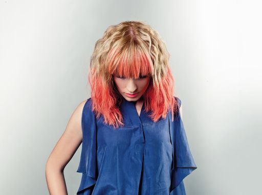 Vorschau Bild von Dip it! Bringen Sie Farbe in Ihr Leben! Absolut im
Trend ist Dip Dye. Dabei werden die Haarspitzen in Farbe "getaucht".