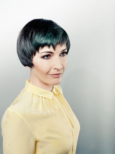 Vorschau Bild von Paris. Garcon-Stil. Der kurze Bob mit
fransig-frechem Pony wirkt feminin und burschikos-verspielt
zugleich. Der französische Chic überzeugt mit einer Mischung aus
müheloser Eleganz und sinnlicher Weiblichkeit. Das satte Dunkelbraun
mit türkis-emeralden Farbeffekten rundet den Look gekonnt ab.
