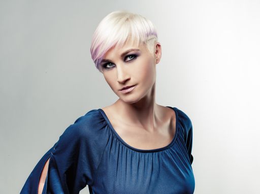 Vorschau Bild von London. Punk Rock Style 2.0. Der extravagante
Shortcut mit Undercut repräsentiert den Stil der Stadt wie kein
anderer Look. Die Dip Dye-Effekte in Pastelllila finden auf
silbrigem Perlblond ihr mattes Finish.