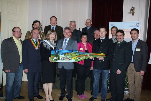 von links nach rechts: Rainer Schmid, LAbg.
Hermann Findeis, Karl Fritsch, Bürgermeisterin Gertrude Riegelhofer,
NR Ing. Hermann Schultes, Landesrat Mag. Karl Wilfing, Wilfried
Sock, Obfrau vom Tourismusverein Monika Taubenschuss, HR Prof. DI
Robert Steidl, Markus Bachmann, LAbg. Mag. Kurt Hackl, Stefan Ott,
LAbg. Manfred Schulz, Andreas Wickhoff
