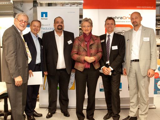  Im Bild Personen (von rechts nach links): - Michael
Fritz, Account Manager Public NetApp Austria - Mag. Martin Resel,
Marketing Director NextiraOne Austria - Dr. Claudia Schmied,
Bundesministerin für Unterricht, Kunst und Kultur - DI Michael
Kucera, Business Development Manager Data Center NextiraOne Austria
- Ewald Glöckl, CEO NetApp Austria - Mag. Wolfgang Hickel, Direktor
HTBLVA Spengergasse