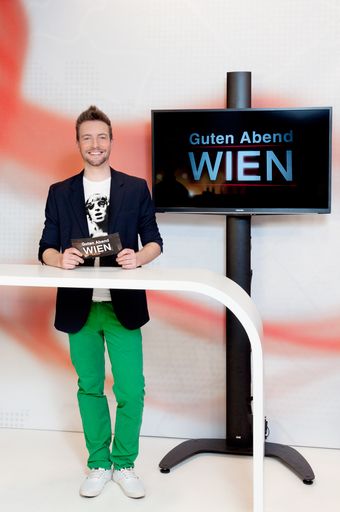  Peter Schreiber bereitet sich auf die Live-Vorabendshow vor.