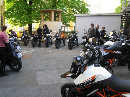 Das Reisebüro "Bunte Urlaubswelt" in Schörfling
am Attersee bietet seinen Kunden ab sofort geführte Motorradtouren
mit neuen Maschinen von KTM.
