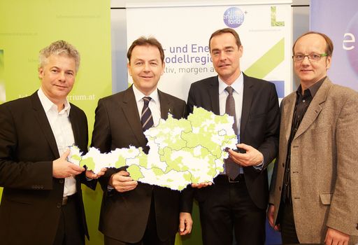 http://www.apa-fotoservice.at/galerie/3851 Im Bild
v.l.n.r. Ingmar Höbarth ,GF Klima- und Energiefonds, Niki
Berlakovich, Umweltminister, Bürgermeister Peter Radatz
(Energieregion Leithaland) und Otmar Schlager, Energieagentur der
Regionen
