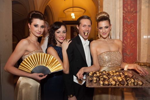 Vorschau Bild von Marjan Shaki in einer Callisti Robe und
Lebensgefährte Lukas Perman.