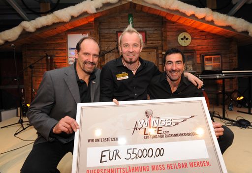  Nahmen 55.000 Euro für Wings for Life entgegen
(v. li.): Stiftungs-Gründer und Motocross-Weltmeister Heinz
Kinigadner mit den Wings for Life-Botschaftern Thomas Geierspichler
und Luc Alphand.