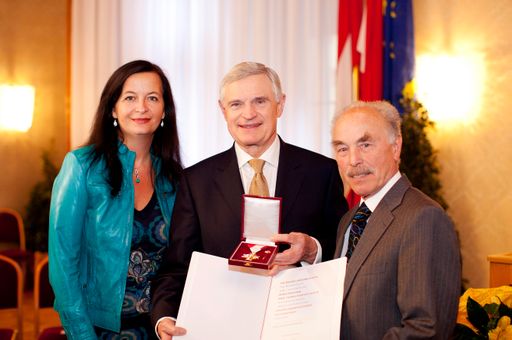  http://www.apa-fotoservice.at/galerie/3857 Im Bild
v.l.n.r.: Ulli Sima, Stadträtin, überreicht die Auszeichnung, Thomas
Schäfer-Elmayer, Geehrter, und Sepp Rieder, Vbgm aD., Laudator.