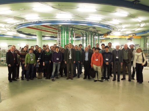  Mag. DI Dr. Thomas Schreiner mit den Gästen der VCI in der
Synchrotronhalle