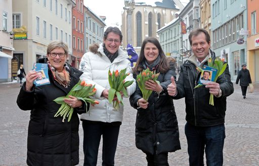 Zu Beginn der Klubklausur des BZÖ in Villach
verteilte BZÖ-Bündnisobmann Spitzenkandidat Josef Bucher am heutigen
Valentinstag orange Tulpen an die Villacherinnen. Am Hauptplatz
wurde der Bündnisobmann von den BZÖ-Nationalratsabgeordneten
tatkräftig unterstützt.