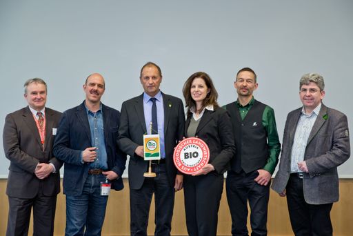 http://www.apa-fotoservice.at/galerie/3812 Im Bild
v.l.n.r.: Erwin Hartberger, GF Biomühle Hans Hofer, Lukas Kilcher,
FIBL Schweiz, Rudi Vierbauch, Obmann BIO AUSTRIA Barbara
Köcher-Schulz, AMA-Bio-Koordinatorin, Urs Brändli, Präsident Bio
Suisse, Manfred Huber, GF Sonnberg Biofleisch GmbH, aufgenommen am
15.02.2013 auf der BioFach in Nürnberg (Bayern).