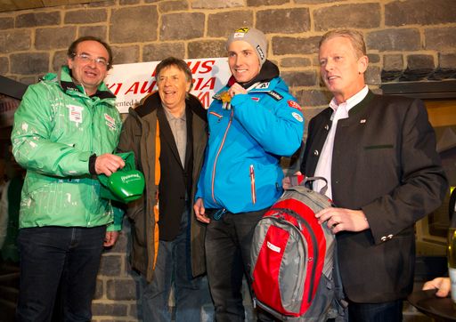 Vorschau Bild von v.l.n.r.: Direktor Steiermark Tourismus Georg
Bliem, ÖSV-Präsident Peter Schröcksnadel, Marcel Hirscher, BM
Reinhold Mitterlehner