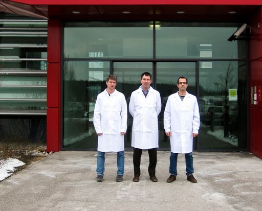 Im April 2013 startet das erste österreichische Labor für
Isotopenanalytik burgenländischen Neutal. Isotopenanalytiker mit dem
Geschäftsführer Herrn Dr. Bodiselitsch in der Mitte vor dem neuen
Standort.