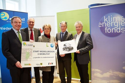  http://www.apa-fotoservice.at/galerie/3853 Im Bild
v.l.n.r. Stephan Pernkopf, Landesrat, Reinhard Mang (Generalsekretär
Umweltministerium), Petra Bohuslav, Landesrätin, Peter Layr,
Vorstandssprecher EVN und Ingmar Höbarth, GF Klima- und Energiefonds