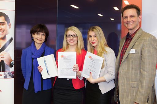 Im Bild v.l.n.r.: Zuzana Halkova (Head of Human
Resources CEE) mit HIC Gewinnerinnen Susanne Haidacher und Melanie
Münzer und Gerald Peter (Managing Director Adhesive Technologies
Österreich)