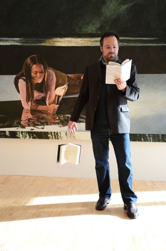 >MARTIN SCHNUR LIEBT LITERATUR< präsentiert vier der derzeit
interessantesten Autorinnen und Autoren Österreichs im Rahmen der
Ausstellung >MARTIN SCHNUR: VORSPIEGELUNG<, die bis 9. Juni im Essl
Museum läuft.