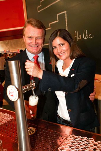  "Lust an der Vielfalt" bringt Stiegl 2012 gesundes
Unternehmenswachstum. Im Bild die Stiegl-Eigentümer Dr. Heinrich
Dieter und Mag. Alessandra Kiener.