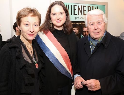 Schauspielerin Sona McDonald,
WIENERIN-Chefredakteurin Sylvia Margret Steinitz und Musical-Pionier
Peter Weck Mehr Bilder unter:
http://www.ots.at/redirect/WIENERIN-Kinopremiere