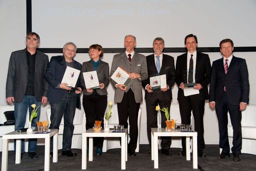 Im Bild: Wissenschaftsminister Karlheinz Töchterle
(rechts außen) und Buchkultur-Geschäftsführer Michael Schnepf (links
außen) mit den Siegerautoren der Wissenschaftsbücher des Jahres 2013
(v.l.n.r.): Hannes Leidinger, Verena Moritz, Alois Posch (für
Claudio Abbado), Kurt Kotrschal und Marius Dannenberg.