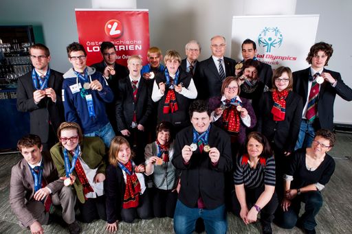  Präs. Hermann Kröll (Special Olympics Österreich),
GD Dr. Karl Stoss (Vorstandsvorsitzender Österreichische Lotterien)
sowie Athlethen von Special Oympics Österreich