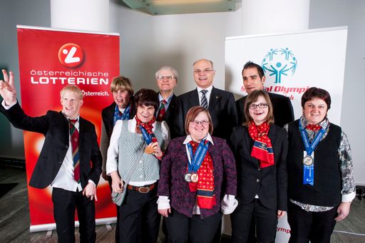 Vorschau Bild von Präs. Hermann Kröll (Special Olympics Österreich),
GD Dr. Karl Stoss (Vorstandsvorsitzender Österreichische Lotterien)
sowie Athlethen von Special Oympics Österreich