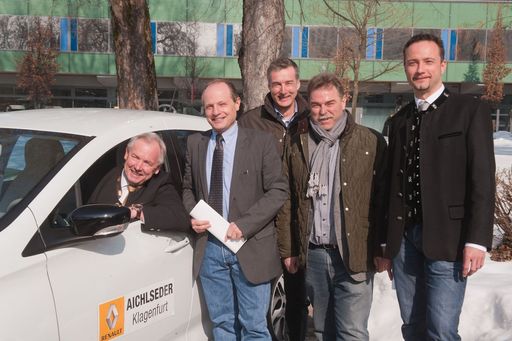  Der brandneue Renault ZOE mit Landeshauptmann
Dörfler, Dr. Albert Kreiner, Dr. Wolfgang Hafner(Stadt Klagenfurt),
Günther Raffler (Renault), Rene Battistutti (Energetica) (v.l.).