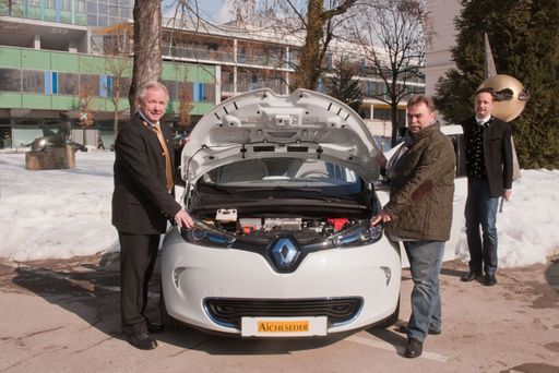 Vorschau Bild von Das Förderprogramm macht E-Autos wie den ZOE
leistbar. Landeshauptmann Dörfler, Raffler, Battistutti (v.l.)