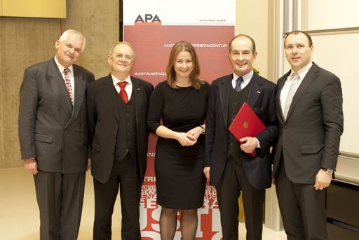 APA-Geschäftsführer Konrad Tretter wurde gestern,
Donnerstagabend, mit dem Berufstitel "Professor" ausgezeichnet. Im
Bild v.l.n.r.: Dr. phil. Klaus Lojka (Assistenz-Professor und
Studienprogrammleiter, Institut für Publizistik), Dr. Manfred Matzka
(Leiter der Präsidialsektion des Bundeskanzleramtes), Priv.-Doz.
DDr. Julia Wippersberg (Universitätslehrerin,
Fachlich-wissenschaftliche Leitung MediaWatch), Prof. Konrad Tretter
(Geschäftsführer APA - Austria Presse Agentur), Mag. Peter Kropsch
(Vorsitzender der Geschäftsführung APA - Austria Presse Agentur)