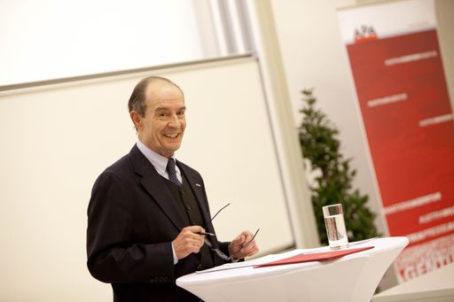 Vorschau Bild von APA-Geschäftsführer Konrad Tretter wurde gestern,
Donnerstagabend, mit dem Berufstitel "Professor" ausgezeichnet.