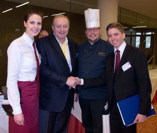  Christina Kainz (links) und Benjamin Schedl
(rechts) aus der Bergheidengasse und ATH Savoyen-Chefkoch Alexander
Kralert begrüßen Starkoch Alfons Schuhbeck