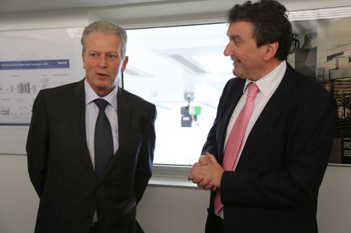 v.l.n.r.: BM Dr. Reinhold Mitterlehner, Prof. Dr.
Hartmut Ehrlich.