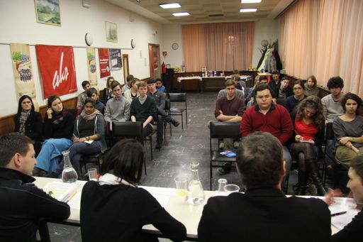 Die Achse kritischer Schüler_innen (AKS) Wien
veranstaltete Montag Abend eine Podiumsdiskussion, zu der
Bildungsvertreter_innen aus allen Parteien geladen waren, über ihre
Programme zu sprechen.