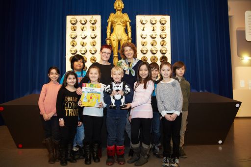 http://www.apa-fotoservice.at/galerie/3896 Im Bild:
Susa Hämmerle, Autorin (links), Dr. Gabriele Zuna-Kratky, Direktorin
Technisches Museum Wien (rechts) und Kinder der VS Grubergasse,
Wien.