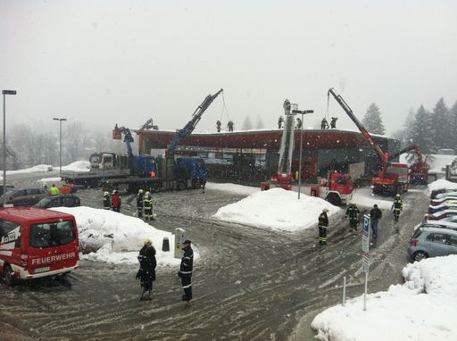  Einsturzgefahr des Flachdaches durch hohe
Schneelat, Schneeräumung am Dach durch 4 Feuerwehren.