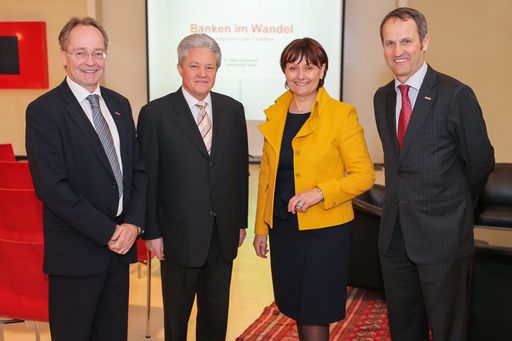 http://www.apa-fotoservice.at/galerie/3888 Club
Carinthia zu Gast in der BKS Bank Direktion Wien. Personen v.l.n.r.:
Direktor Gunnar Haberl, Präsident des Club Carinthia Richard
Fröhlich, BKS Bank Vorstandsmitglied Herta Stockbauer, Leiter des
Firmenkundengeschäfts der BKS Bank Wien Anton Seebacher.